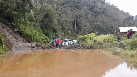 Vehículos varados en medio de un deslizamiento de tierra y presencia de agua en la vía Macas-Riobamba, el 26 de agosto de 2024.