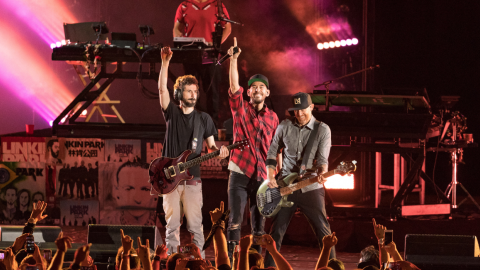 Brad Delsen, Mike Shinoda, Joe Hahn y Dave Farrell, de Linkin Park, actúan durante el evento 'Linkin Park and Friends Celebrate Life In Honor Of Chester Bennington'.