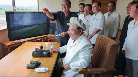 Fotografía del 24 de agosto y publicada el 26 de agosto de 2024 donde se ve al líder de Corea del Norte, Jim Jong Un, inspeccionar unas instalaciones de testeo de drones.