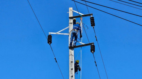 Técnicos de CNEL trabajan en la reparación de un problema en el suministro eléctrico.