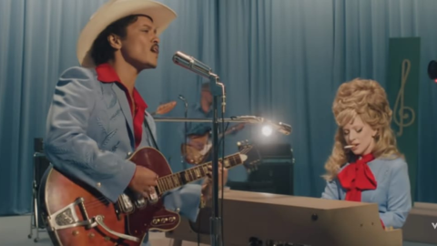 Bruno Mars y Lady Gaga en el video oficial de 'Die With a Smile'.