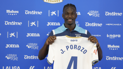 El futbolista Jackson Porozo posa durante su presentación como nuevo jugador del Leganés, este lunes 26 de agosto de 2024.