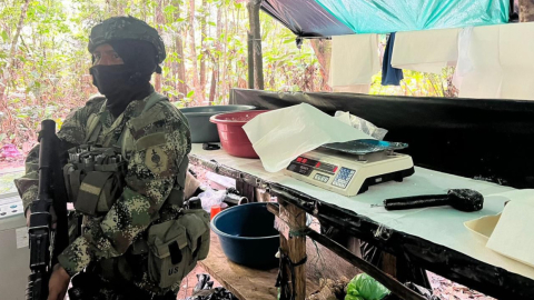 Un militar en el 'megalaboratorio' encontrado en la frontera de Colombia y Ecuador, 26 de agosto de 2024.