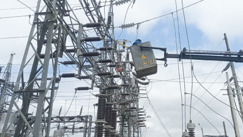 Técnicos de CNEL realizan trabajos en una de las estaciones eléctricas de El Oro.