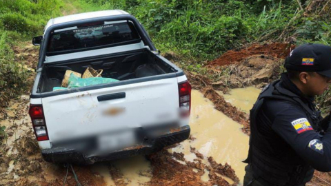 Camioneta encunetada encontrada en el operativo de liberación de una persona secuestrada en Esmeraldas.