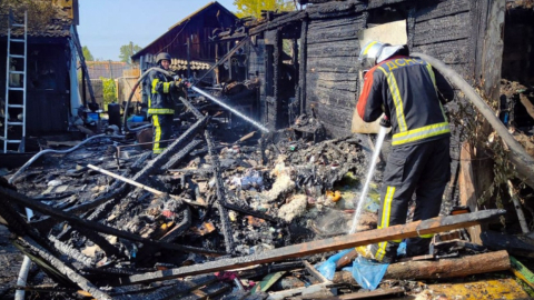 Bomberos trabajan en el lugar tras un ataque aéreo, en la región de Kiev, este 26 de agosto.