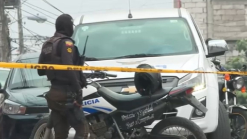 Imagen referencial. Un policía en una escena de una muerte violenta en Guayaquil.