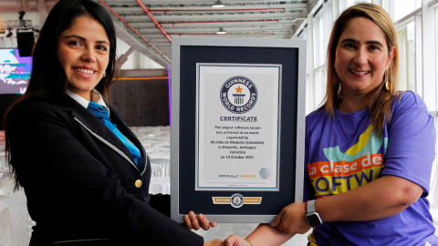 La funcionaria del Guiness World Records y la secretaria de Educación de Medellín, Alexandra Agudelo, con el certificado de la lección de software más grande del mundo.