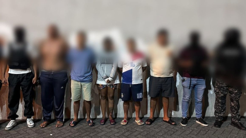 La Policía presentó a los detenidos por un presunto delito de extorsión a un ejecutivo de una empresa privada de Guayaquil, el 27 de agosto de 2024.