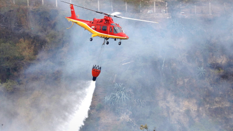 Bomberos sofocan un incendio en Nayón, en Quito, el 22 de agosto de 2024.