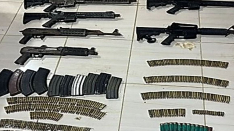 Armas y municiones encontradas en el cantón Ponce Enríquez, Azuay, el 27 de agosto de 2024.