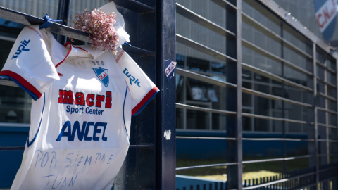 Una camiseta y un ramo de flores afuera de la sede de Nacional, 28 de agosto de 2024.