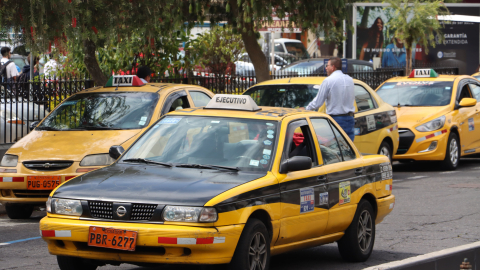 Varios taxis estacionados en una calle de Quito, 14 de junio del 2024. Imagen referencial.