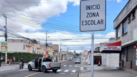 Imagen de una zona escolar de Quito señalizada para el regreso a clases este 2 de septiembre de 2024.