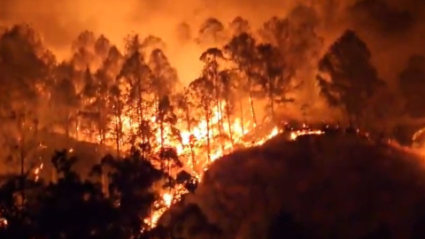 Así se observa el incendio forestal en Quilanga, Loja, la noche de este 28 de agosto de 2024.