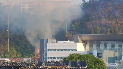 Un incendio forestal en el Cerro del Carmen, en Guayaquil, el 28 de agosto de 2024.