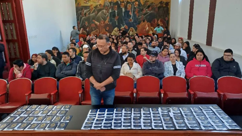 Un grupo de migrantes venezolanos recogen sus pasaportes nuevos en Quito, en la Casa de la Cultura, el 23 de junio de 2024.