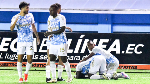 Jugadores de Emelec celebrando su gol ante Delfín, 24 de agosto de 2024.