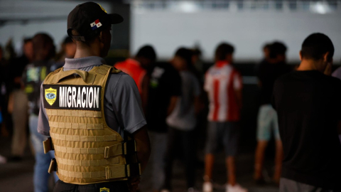 Foto referencial de la Policía de Migración de Panamá vigilando el proceso de deportación de extranjeros.