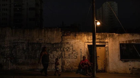 Una calle de Maracaibo, Venezuela, sin energía eléctrica el 29 de febrero de 2024.