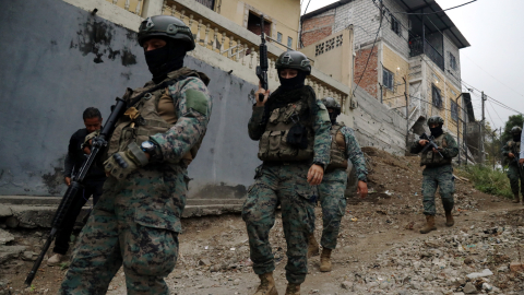 Fotografía referencial de un grupo de militares que realiza patrullajes en el Cerro de Las Cabras, en Durán, Guayas, el 21 de agosto de 2024.