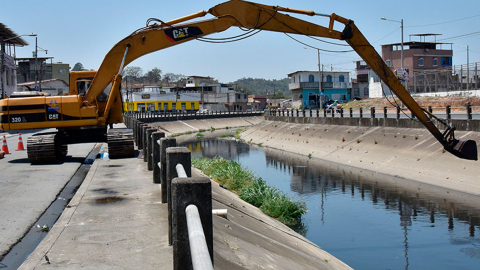 Guayaquil refuerza limpieza en canales de Mucho Lote y Sergio Toral, puntos críticos de basura