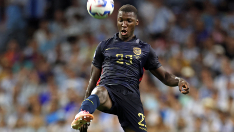 Moisés Caicedo controla el balón durante el partido de cuartos de final de la Copa América Conmebol 2024 entre Argentina y Ecuador.