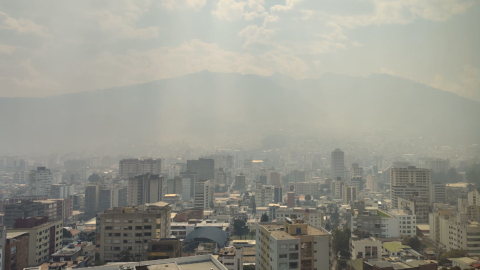 Así se ve el cielo de Quito este viernes 30 de agosto producto de los fuertes vientos que trasladan humo y residuos de incendios forestales.