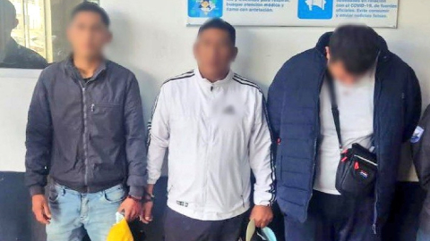 Tres extorsionadores detenidos por la Policía en Ambato.