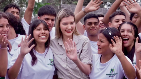 Sade Fritschi con estudiantes de la Unidad Educativa Provincia de Cañar, el 23 de agosto de 2024.