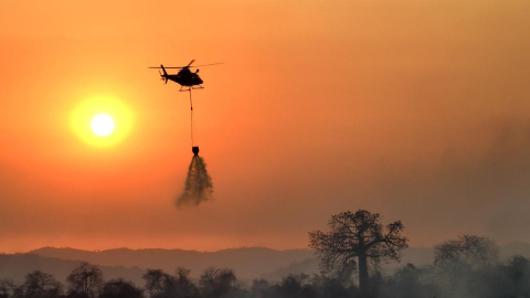 Maniobras de control de incendio forestal en Guayaquil.