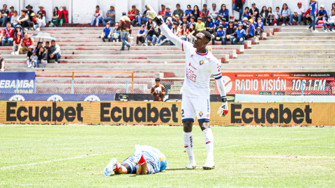 El arquero David Cabezas, durante el partido de El Nacional ante Deportivo Cuenca, el 31 de agosto de 2024.