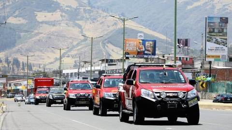 Los bomberos de Quito durante su traslado a Sigchos, para apoyar en la contención del incendio forestal en el cerro Púlpito.