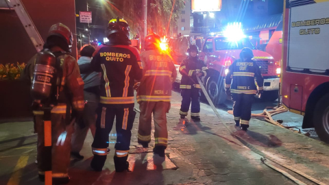 Miembros de Cuerpo de Bomberos de Quito trabaja en sofocar un incendio ocurrido en la avenida 6 de Diciembre y El Telégrafo, en el norte de Quito.