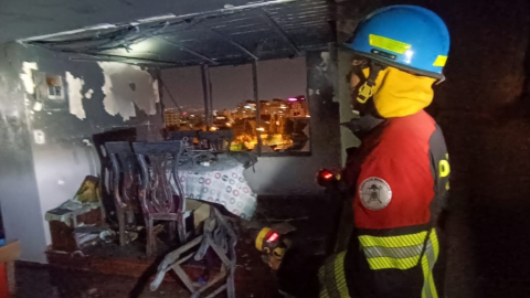 Un bombero en el edificio que sufrió un incendio, el 1 de septiembre de 2024.