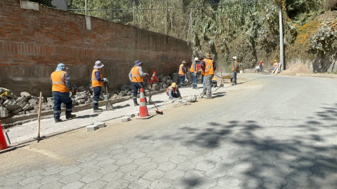 Trabajadores de la Epmaps realizan trabajos en la avenida De los Conquistadores, el 2 de septiembre de 2024.