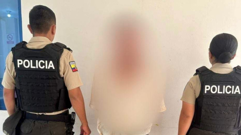 Dos policías custodian a Alonso Antonio C. S., con prisión preventiva por la violación incestuosa y femicidio de su nieta en Zamora Chinchipe.