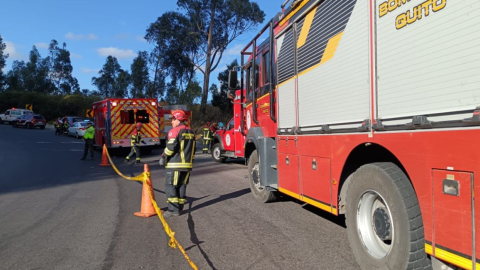 Unidades de socorro trabajan en el kilómetro 6 de la vía Pifo-Papallacta, donde este 3 de septiembre de 2024 ocurrió un accidente de tránsito.