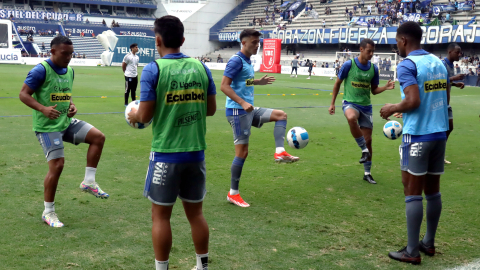 Los jugadores de Emelec hacen ejercicios precompetitivos el domingo 1 de septiembre, antes del duelo ante Orense, por la LigaPro.