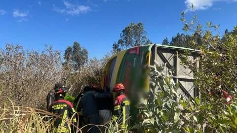 El bus accidentado en la vía Pifo-Papallacta el 3 de septiembre de 2024.