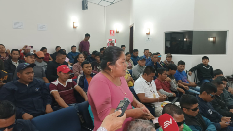 Una mujer indígena, acompañada de representantes de comunidades waoranis y kichwas, dirige unas palabras a representantes del Gobierno, en una sede de Petroecuador, en Quito, 3 de septiembre de 2024.