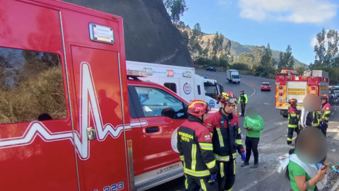 Bomberos en la vía Pifo-Papallacta atienden un accidente de tránsito ocurrido el 3 de septiembre de 2024.