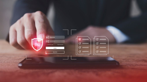 Persona activando sistemas de ciberseguridad.