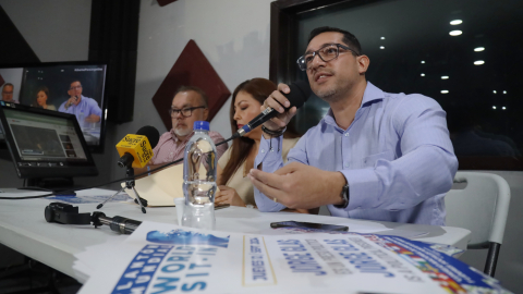 El Dr. Alejandro Barreto (der.) y la asambleísta Sofía Espín (centro) en una rueda de prensa del Comité Internacional por la Libertad de Jorge Glas, donde se ofreció detalles sobre el estado de salud en el que se encuentra el exvicepresidente, el martes 3 de septiembre de 2024, en Guayaquil.