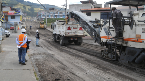 Trabajadores del Municipio de Quito realizan trabajos de repavimentación, el 3 de septiembre de 2024.