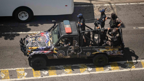 La Policía Nacional Bolivariana recorre las calles de Caracas el 30 de agosto de 2024 en medio de un apagón nacional.