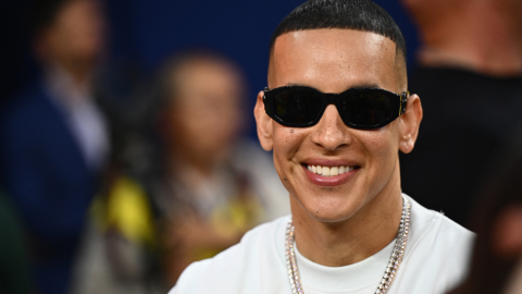 Daddy Yankee asiste a un partido amistoso de fútbol de pretemporada entre el Arsenal FC y el FC Barcelona en el estadio SoFi de Inglewood, 2023.