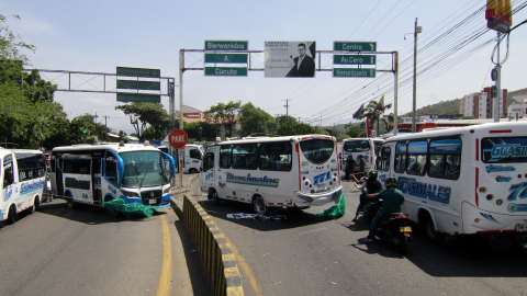 Buses bloquean una vía durante una protesta en Los Patios, Norte de Santander, en Colombia, cerca de la frontera con Venezuela, el 3 de septiembre de 2024.