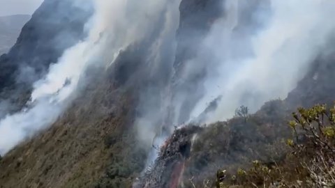 Fotografía publicada el 1 de septiembre de 2024 sobre los incendios forestales en San Fernando y Nabón, en Azuay.