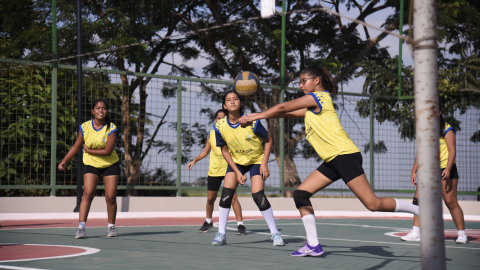 Deportistas de Samborondón jugando volley